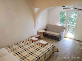 Апартаменты Guesthouse Dmitrieva Ялта Трехместный номер с балконом-2