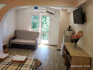 Апартаменты Guesthouse Dmitrieva Ялта Трехместный номер с балконом-3