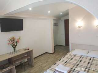 Апартаменты Guesthouse Dmitrieva Ялта Трехместный номер с балконом-7