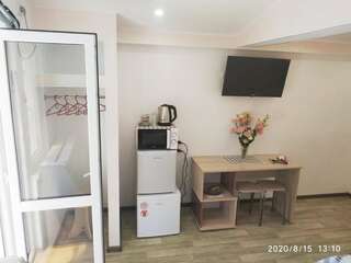 Апартаменты Guesthouse Dmitrieva Ялта Трехместный номер с балконом-9