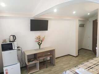 Апартаменты Guesthouse Dmitrieva Ялта Трехместный номер с балконом-10