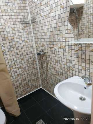 Апартаменты Guesthouse Dmitrieva Ялта Трехместный номер с балконом-15