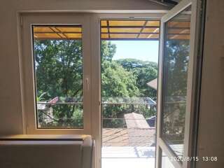 Апартаменты Guesthouse Dmitrieva Ялта Трехместный номер с балконом-1